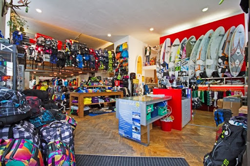 Der Firmenname ist Hang Loose Snowboard-Surf-Kite Shop