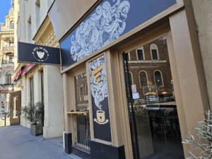Der Firmenname lautet Coffee and Beard